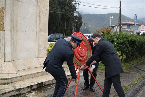 Kaymakamımız Yaşar ŞİMŞEK “18 Mart Çanakkale Zaferi ve Şehitleri Anma Günü” çelenk sunma törenine katıldı.